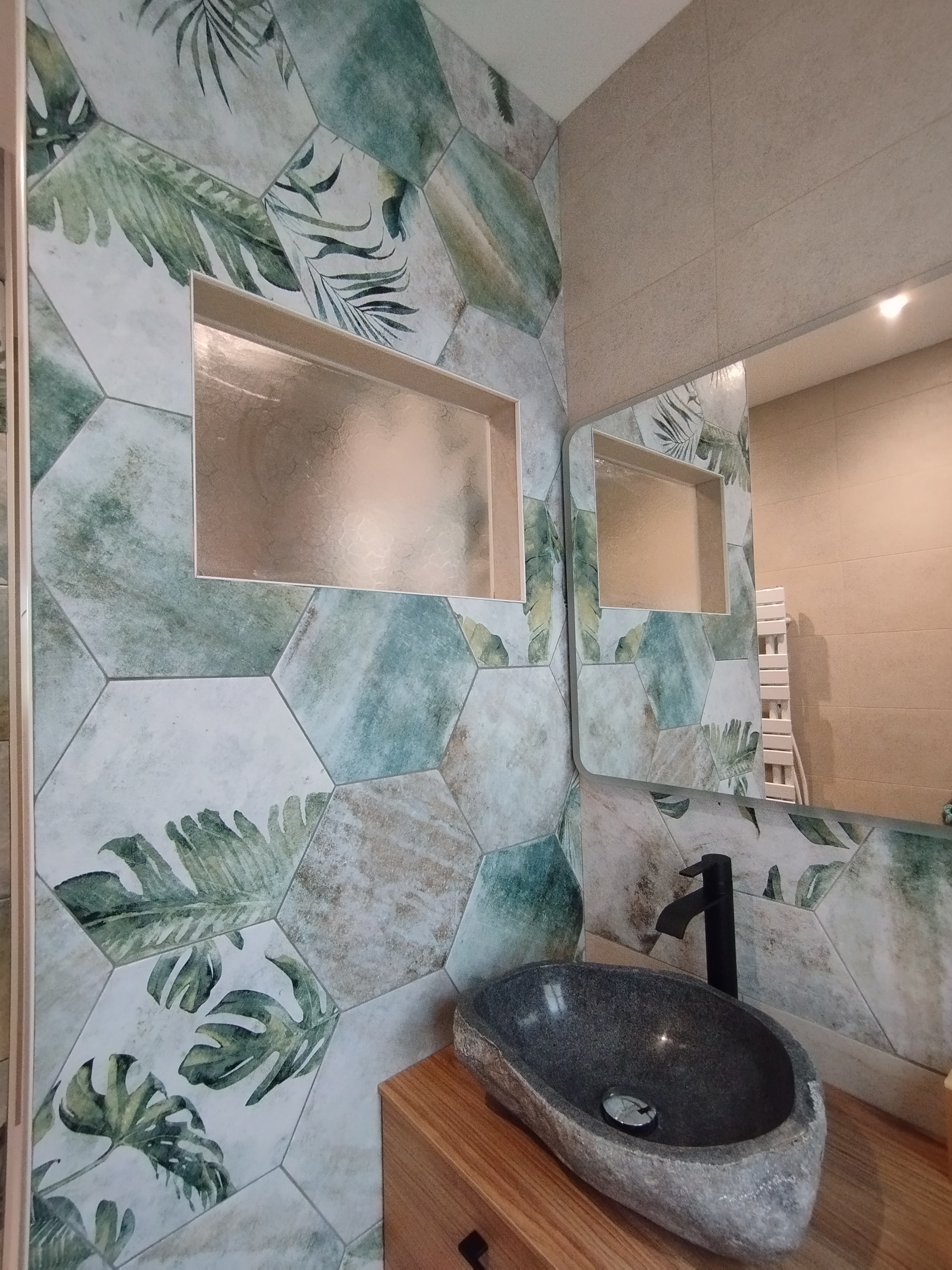 Salle de bain avec meuble vasque et douche publiée par Beau Energie